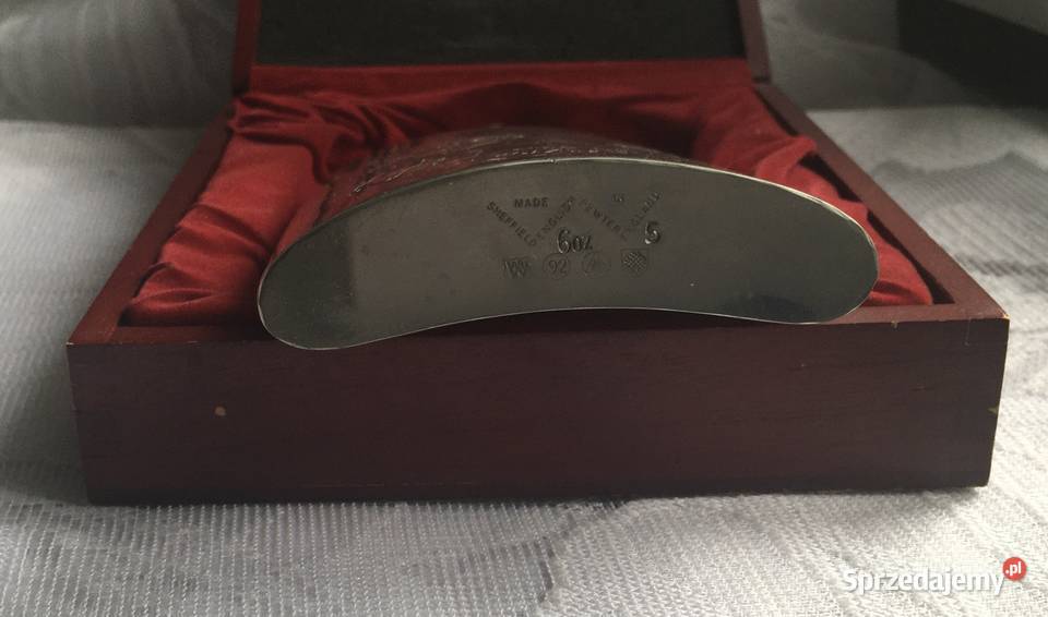 Piersiówka w drewnianym opakowaniu Kraków