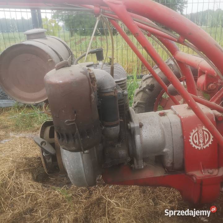 ZGRABIARKA SPALINOWA Zgrabiarki i przetrząsacze Bór