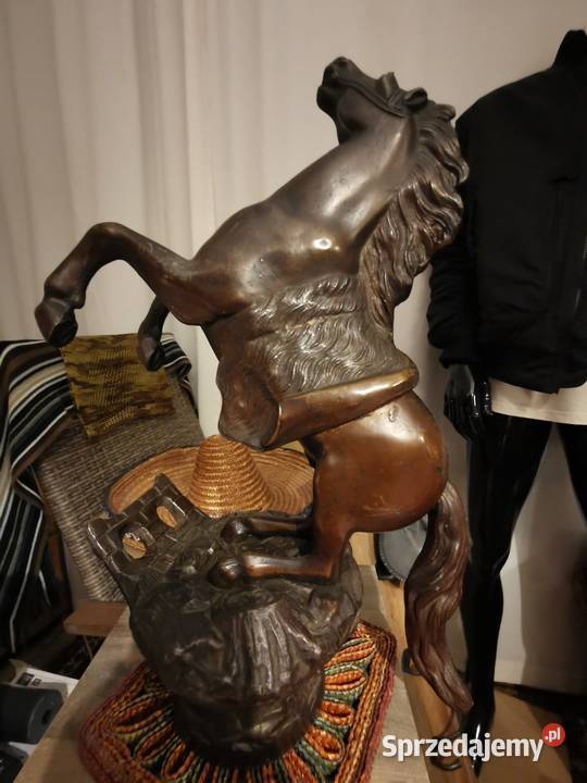 figurka konia w galopie stającego dęba Piękna łódzkie Łódź