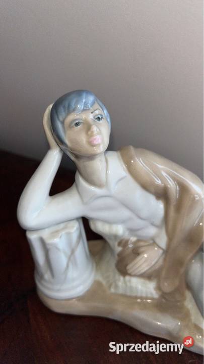 Figurka młodzieńca leżącego Casades Valencia Porcelana i szkło Gdańsk sprzedam