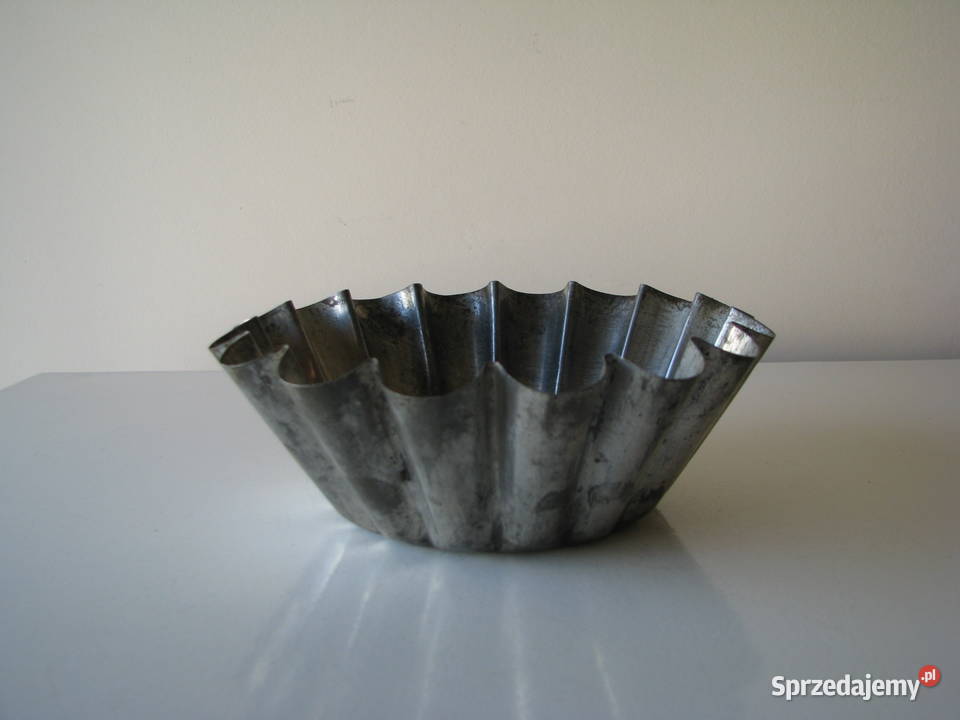 Mała zgrabna forma metalowa na babkę PRL