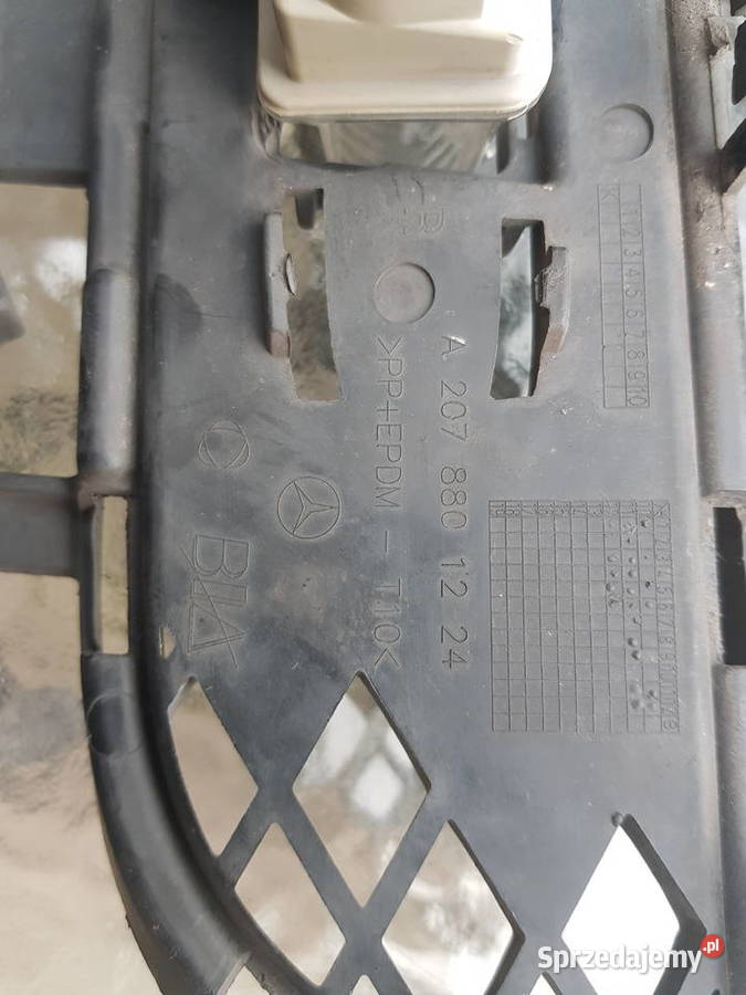 MERCEDES W207 W 207 kratka atrapa prawa w 207 Jędrzejów