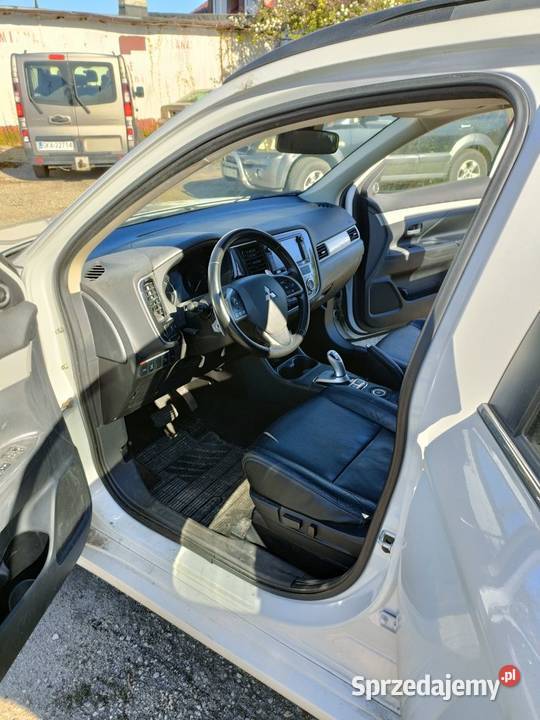 Mitshubishi Outlander Hybryda Plugin 121 4X4 Rok produkcji 2015 Outlander Mitsubishi Gdańsk