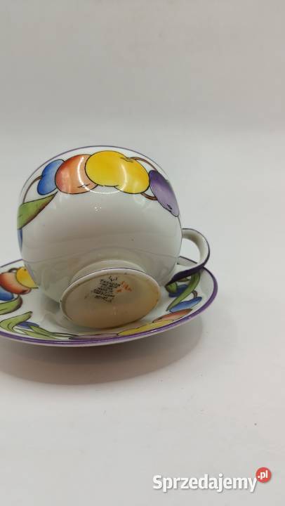 Filiżanka ze spodkiem mała owocowe zdobienie