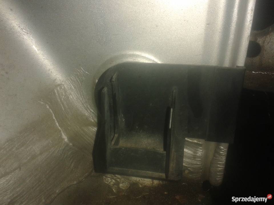 LEWA PODUZNIA PLASTIK GOLF 4 16 16V