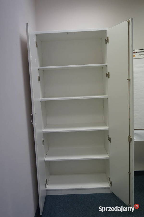 Wysoka szafa zamykana na klucz