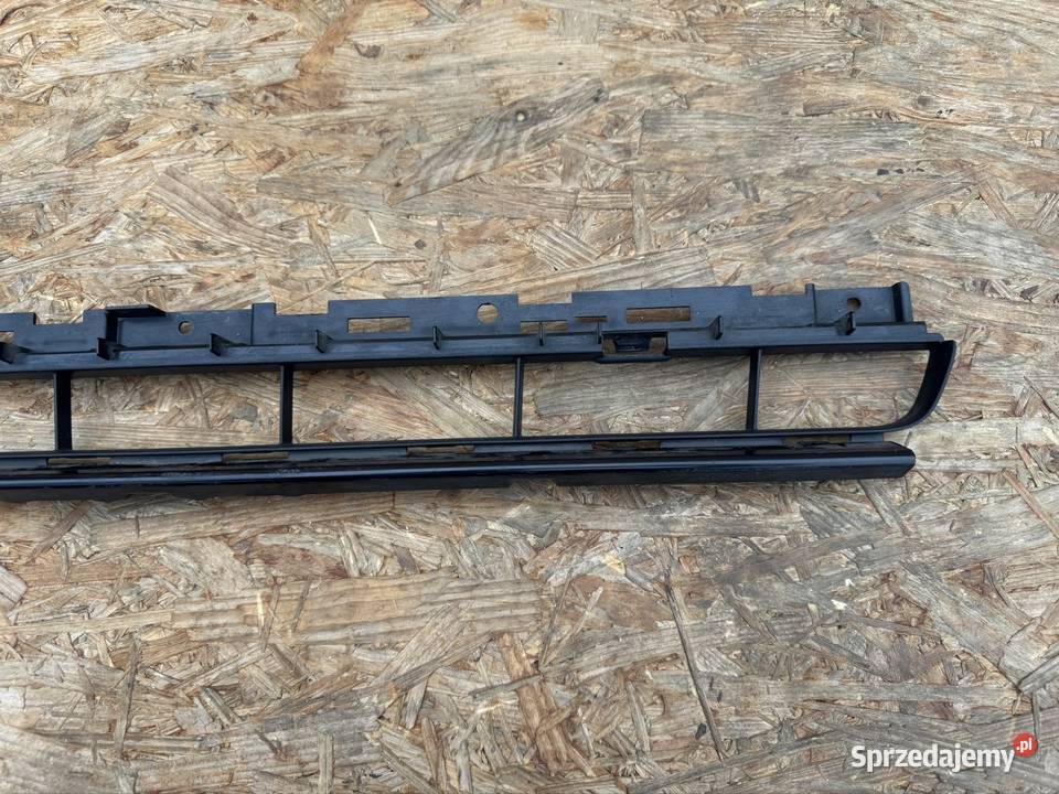 Środkowa kratka zderzaka przód Audi a4 b9 1619 osobowe Sieraków