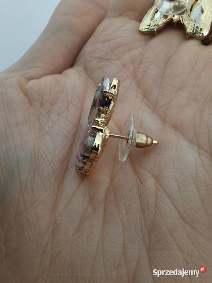 Piękne kolczyki z motylem w gradienciesztyfty Wąbrzeźno