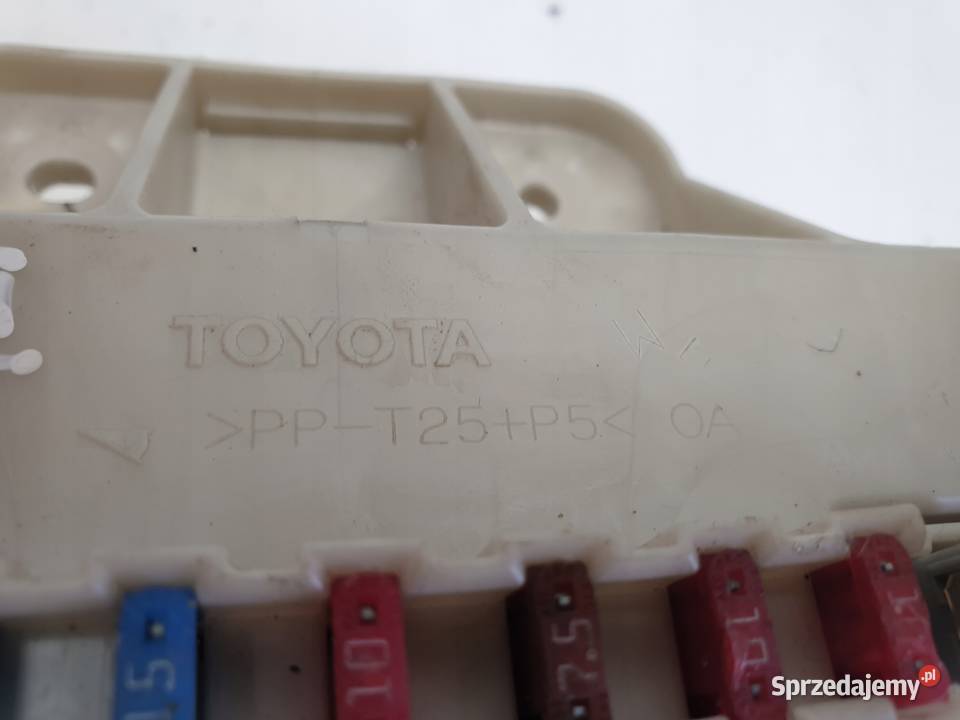 Toyota RAV4 II 20 d4d SKRZYNKA BEZPIECZNIKÓW Rudka