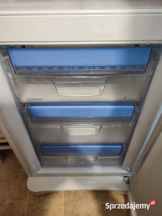 Lodówka Chłodziarko zamrażarka Indesit
BAN 34 P