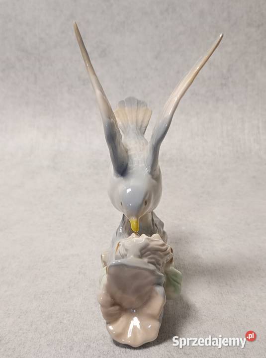 CASADES Ptak karmiący młode Powrót do gniazda