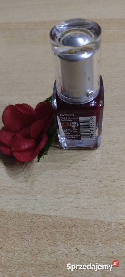 Lakier do paznokci w kolorze Burgundowym