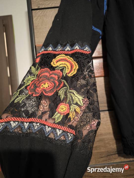 Folkowa haftowana bluzka koronka Desigual Borkowo
