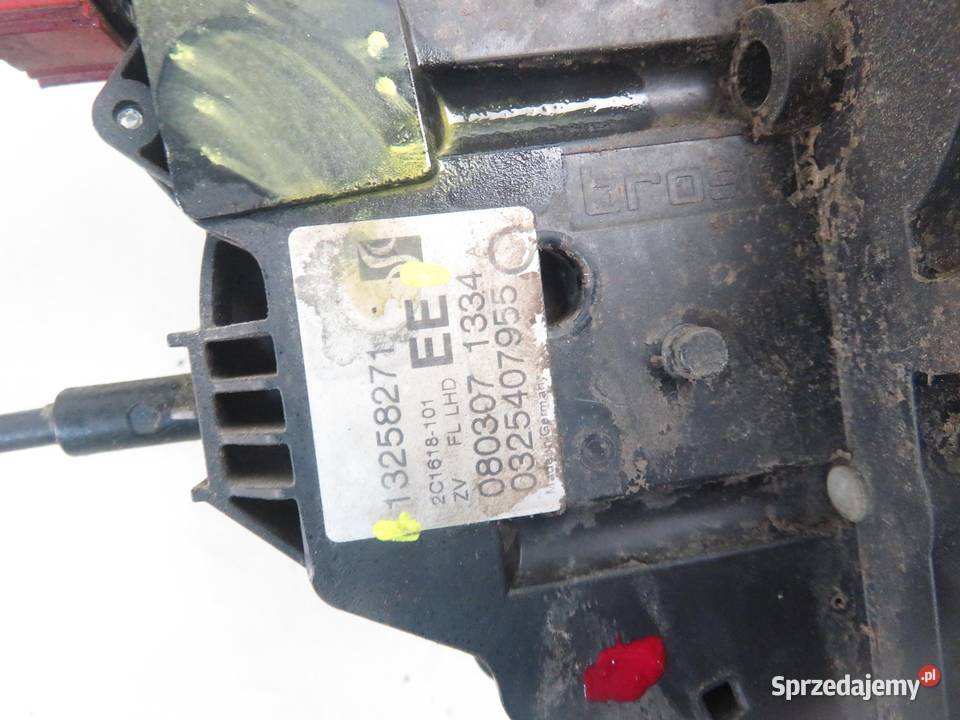 ZAMEK LEWY PRZEDNI OPEL CORSA D 13258271EE