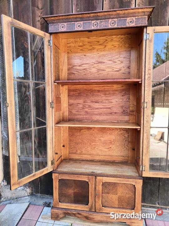 Drewniana szafa biblioteczka z dworku Rzeszów
