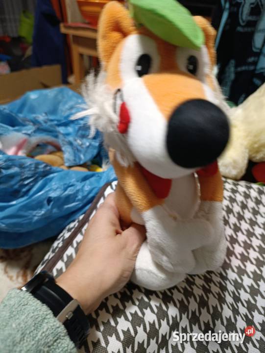 Pluszak przedstawia Ferdi Fuchsa maskotkę Poznań