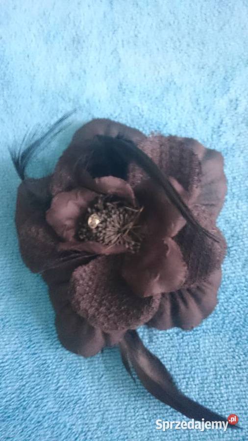 Kwiat czarny z materiału z piórami spinka do Wrocław