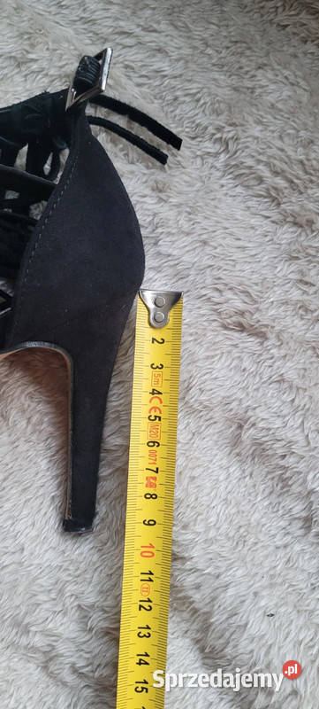 Czarne szpilki z frędzlami firmy Sagan Głuszyca