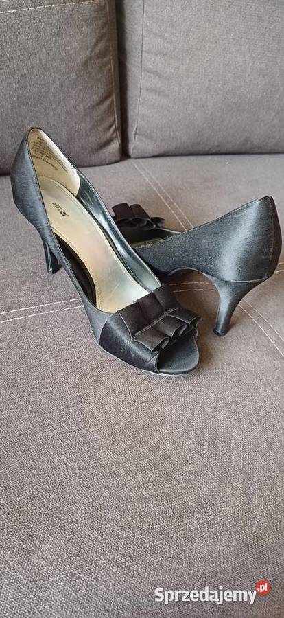 Szpilki czarne z ozdobą Nisko