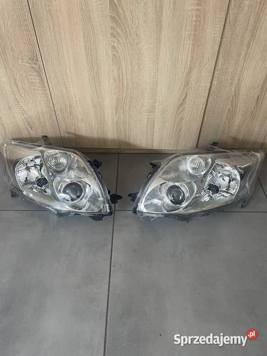 Toyota Auris I Lift reflektor przód Nowy Kozubszczyzna sprzedam