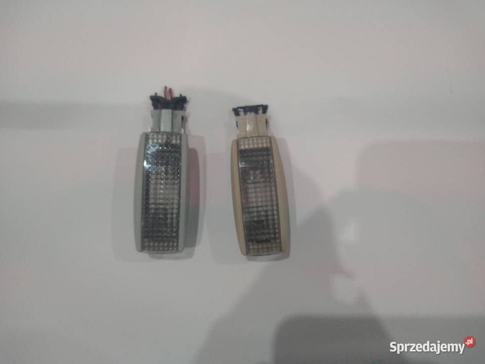 Lampka Oświetlenie Wnętrza Podsufitki VW 3B0 947 Skawina
