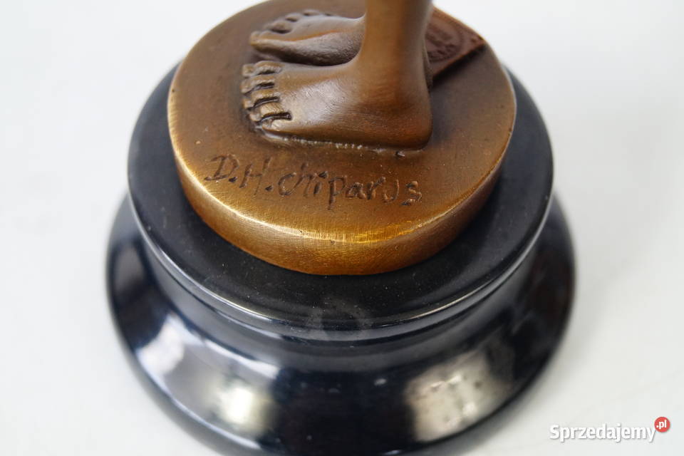 Smutna dziewczynka figura z brązu rzeźba Gizałki