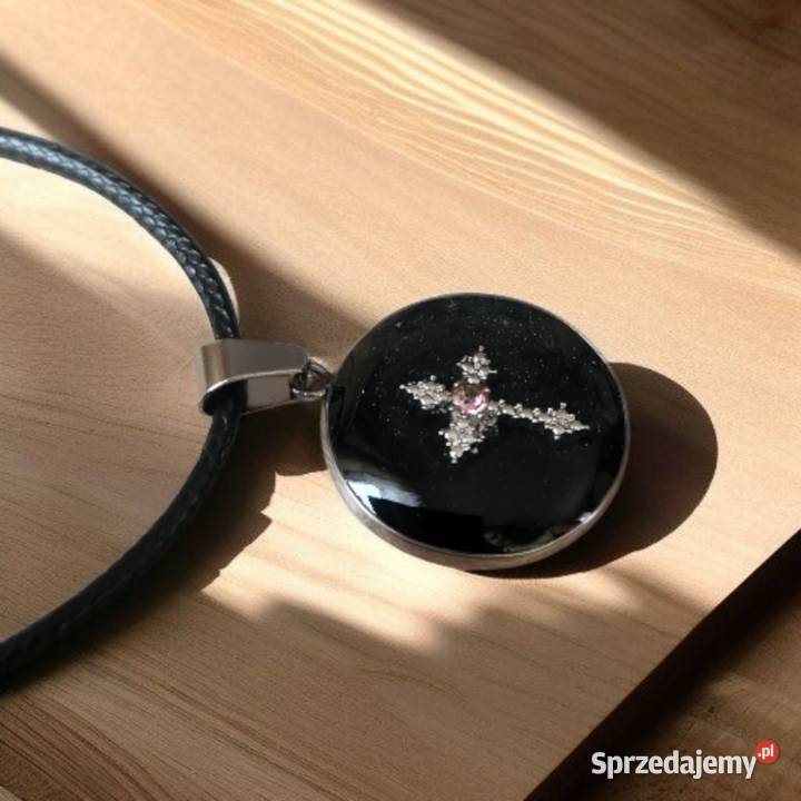 Elegancki wisiorek z krzyżykiem w żywicy na Sanok