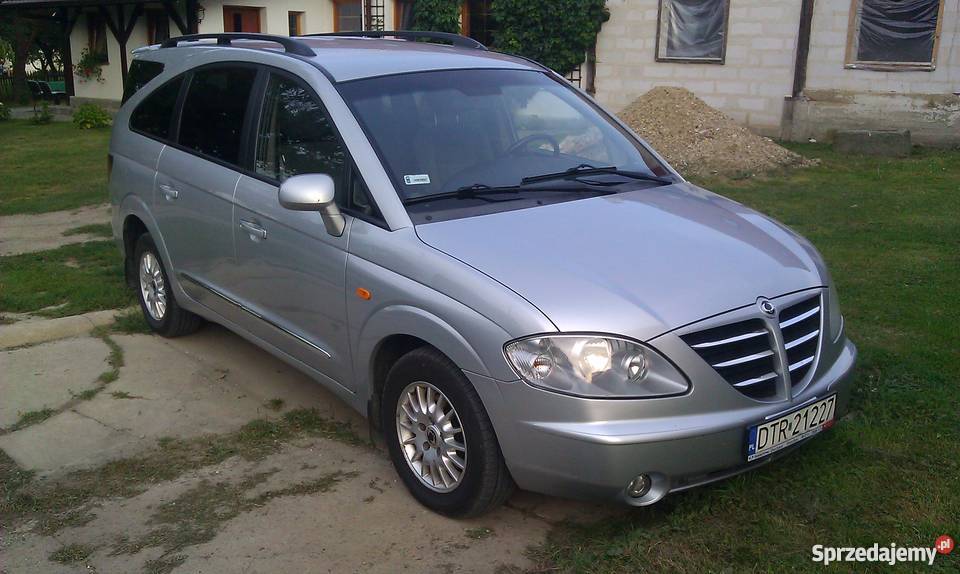 Ssangyong Rodius wygodnie przewiezie 7 osobób z szary Motoryzacja Kruków