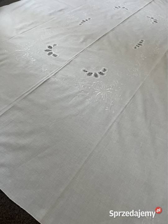 Obrus biały haftowany z koronkami Zabrze