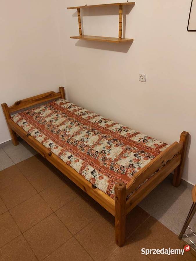 łóżka drewniane z materacem,  t