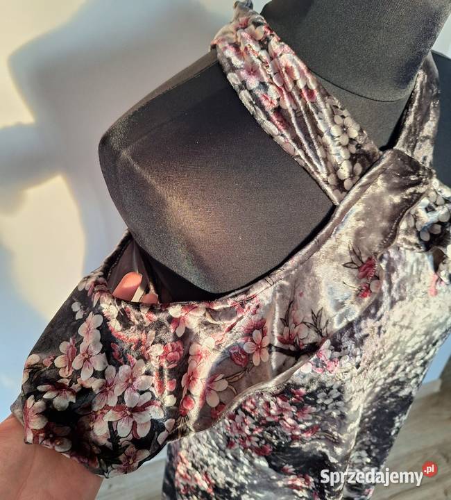 Piękna welurowa sukienka hiszpanka z odkrytymi