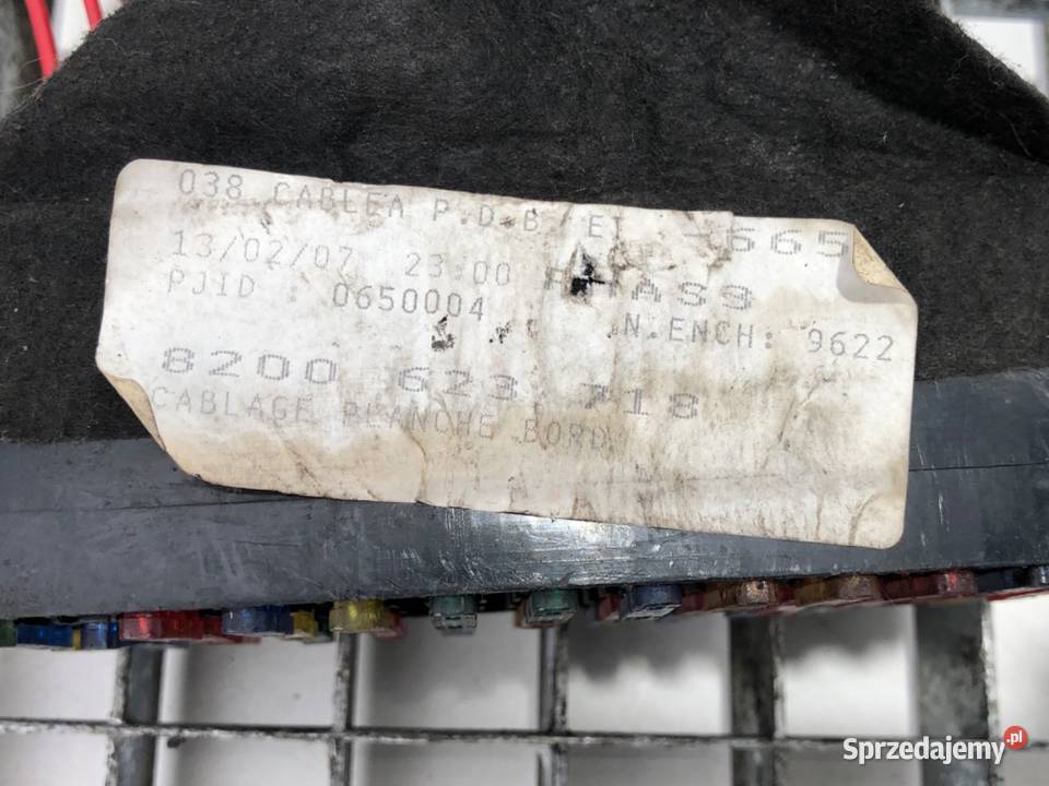 SKRZYNKA BEZPIECZNIKÓW RENAULT MASTER II