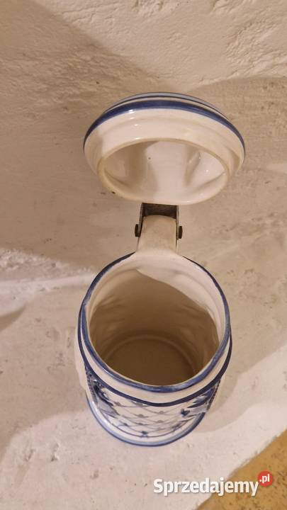 Stary kufel z ceramiki z kobaltowym ręcznie