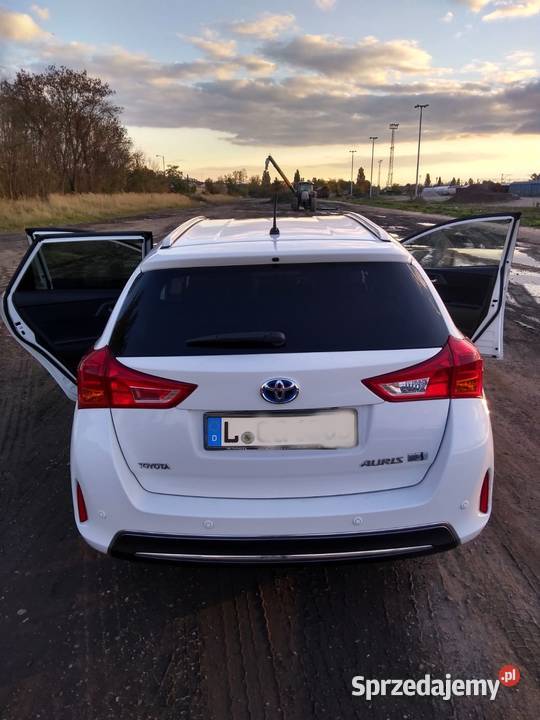 Sprzedam Toyotę Auris hybrid kombi 2015 nieuszkodzony Piotrków Trybunalski