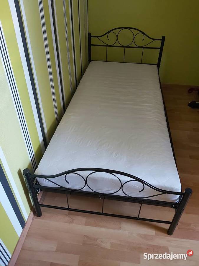 Łóżko z materacem