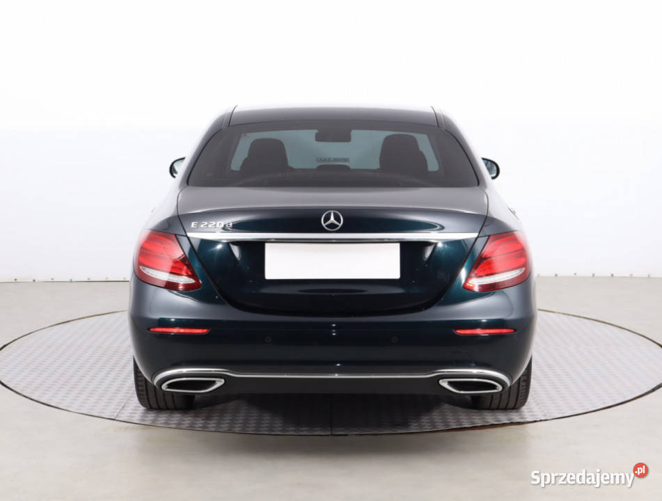 Mercedes E E 220 d komputer pokładowy