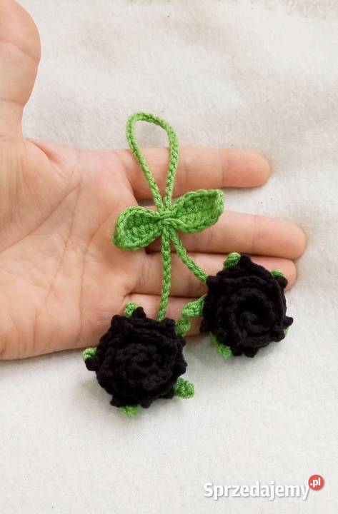 Czarne różyczki wykonane na szydełku brelok do Rękodzieło sprzedam
