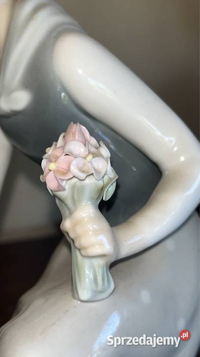 Figurka Dziewczyna zrywająca kwiaty Lladro 1971