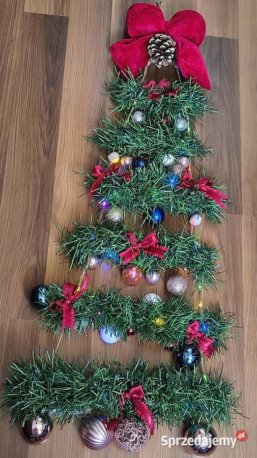 Kolorowa świecąca choinka wisząca z kokardką i Katowice