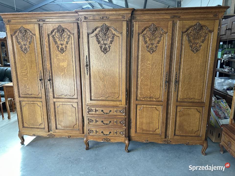 Ładna drewniana sypialnia łóżko szafki komoda