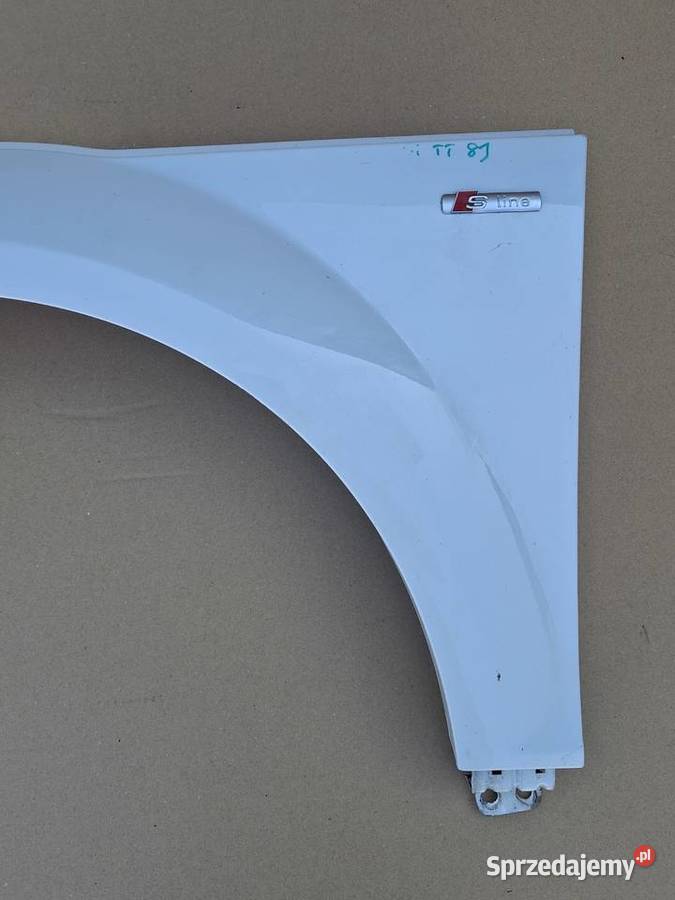 AUDI TT 8J BŁOTNIK LEWY PRZÓD PRZEDNI EMBLEMAT Bieleń