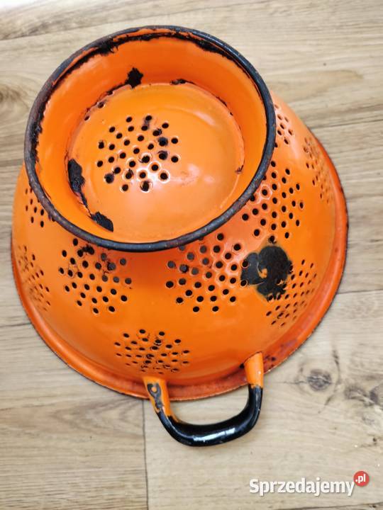 Dwa durszlaki emaliowane do ozdoby Choszczno