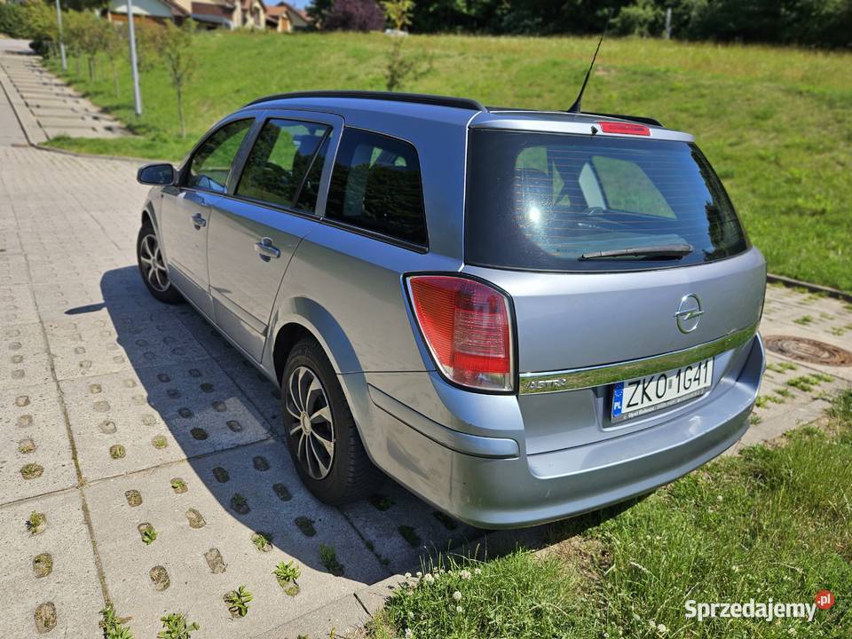Opel Astra kombi przestronne i funkcjonalne auto