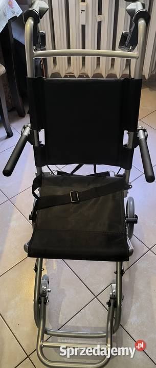 Inwalidzki nowy wozek dzieciecy