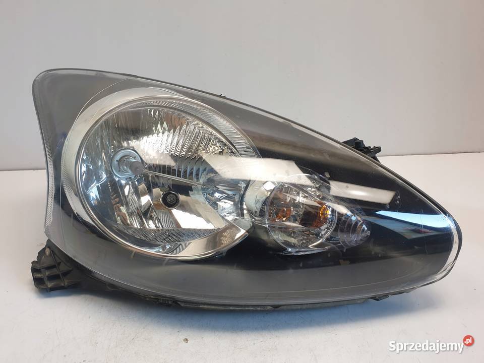 Toyota Aygo PRZEDNIA LAMPA PRAWA prawy przód