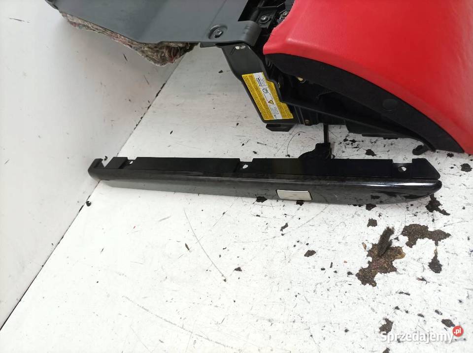 SCHOWEK PRAWY PASAŻERA DESKI CZERWONY 80600005