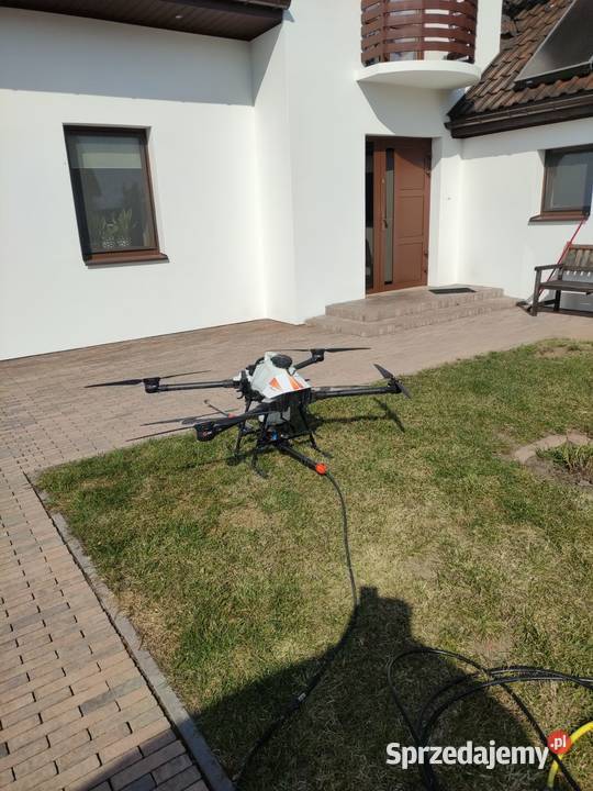 Mycie dronem dachów i elewacji
