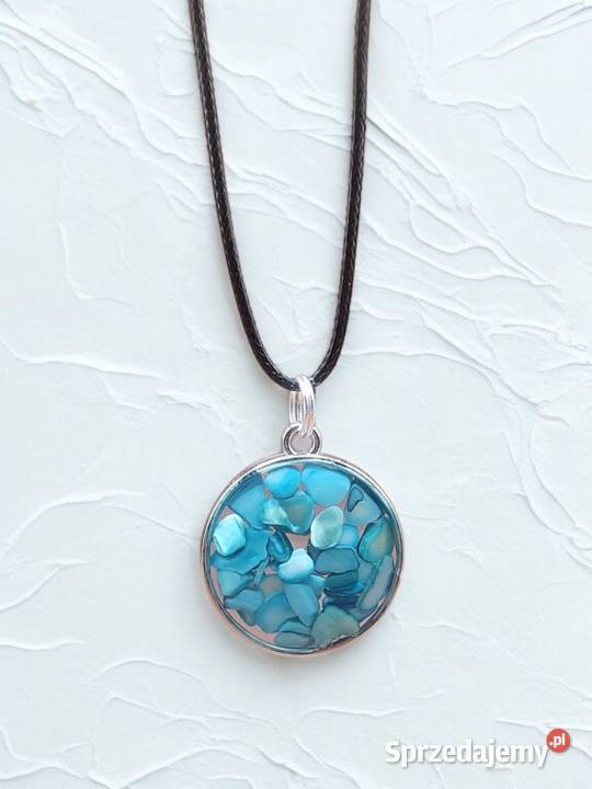 Naszyjnik z żywicy z turkusowymi muszlami