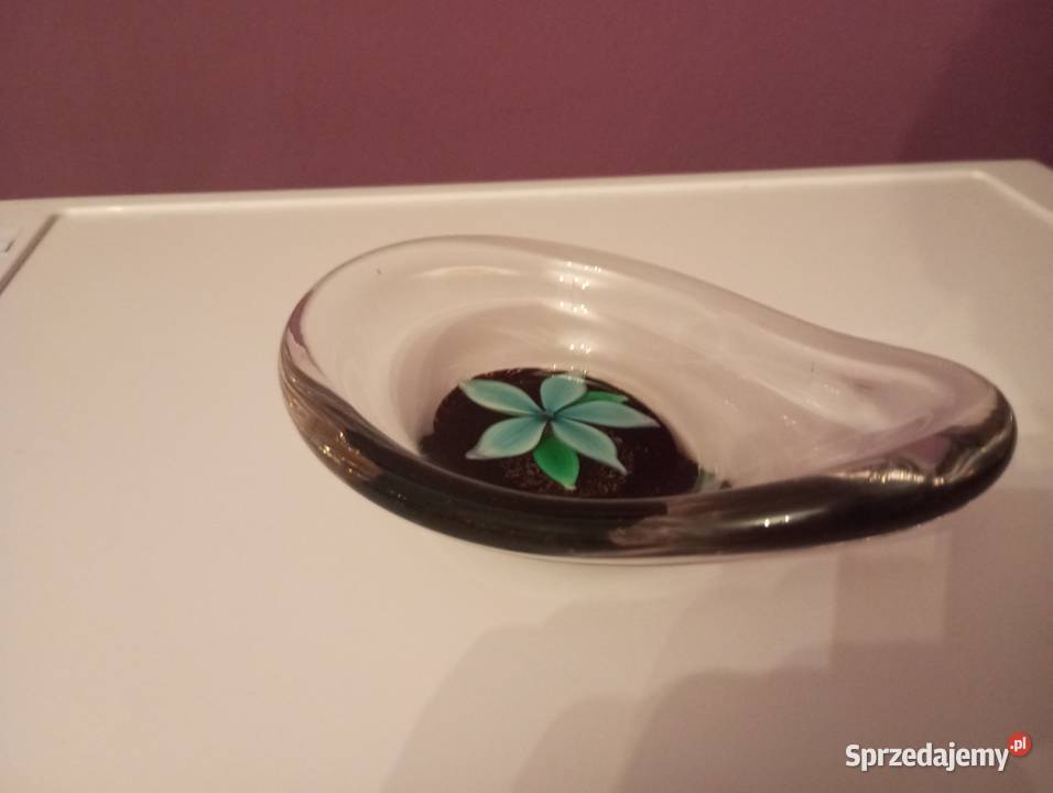 Szklana patera autorstwa Paula Kedelva Porcelana i szkło Biłgoraj