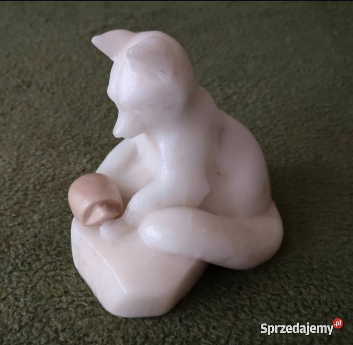 Modernistyczny lisek zaciekawiony jeżem rzeźba z śląskie